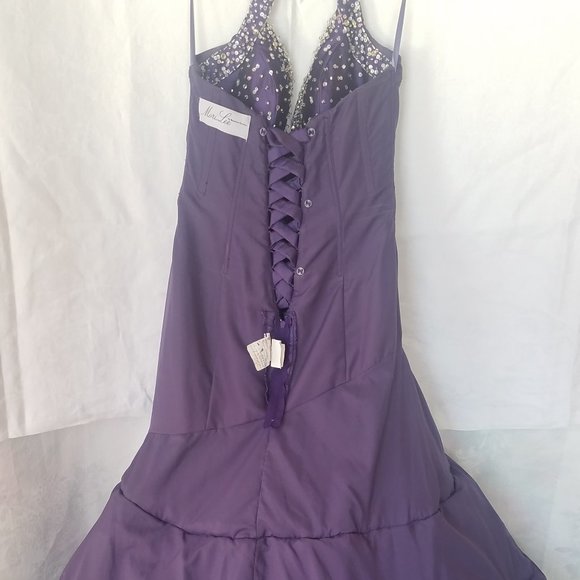 Elegant Halter Prom/Formal Dress (Size 7/8) - Picture 5 of 8